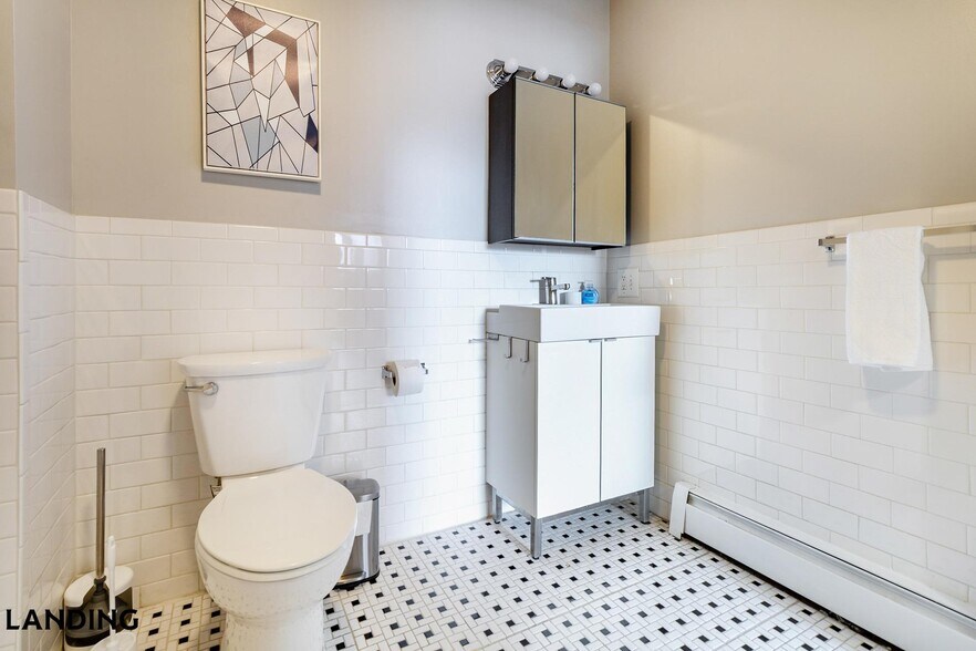 Building Photo - 265 College St