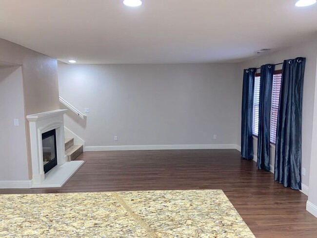 Building Photo - Somersett Reno Home - Walking Trails and t...