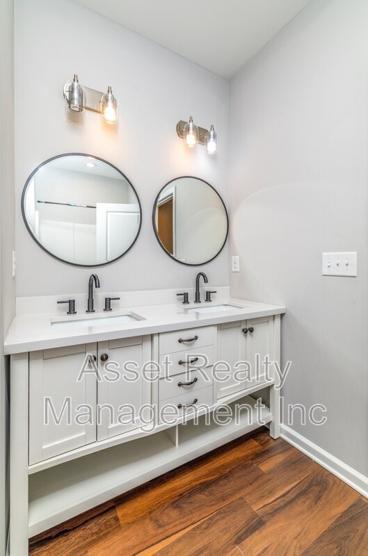 Building Photo - 619 Midlake Dr NE