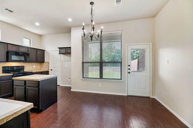 Building Photo - AVAILABLE NOW! Beautiful 3 Bedroom Duplex located in Lavon,Texas!