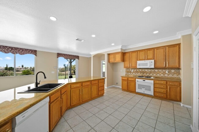 Building Photo - 3121 Club Rancho Dr