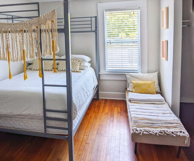 Building Photo - 1007 12th Ave N