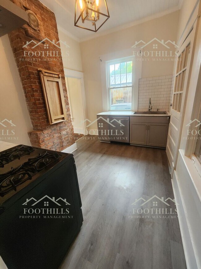 Building Photo - Newly Renovated 3-Bedroom Home Near Downto...