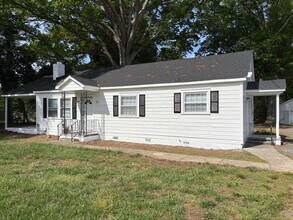 Building Photo - 3 Bedroom Home in Hickory Grove