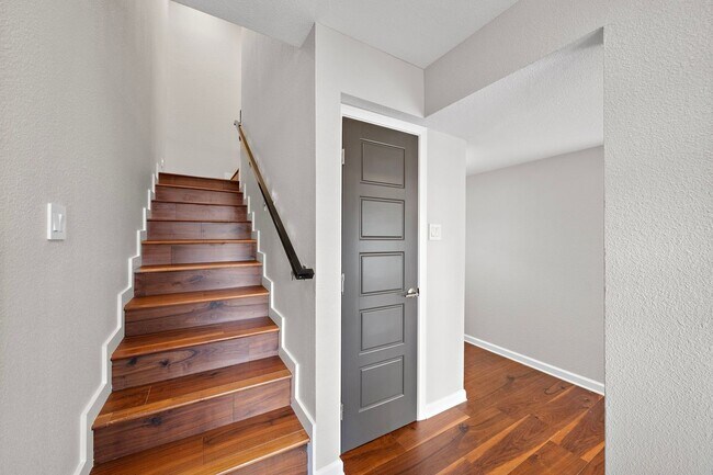 Building Photo - 8954 Chatsworth Dr