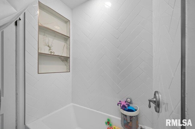 Building Photo - 2133 Warren St