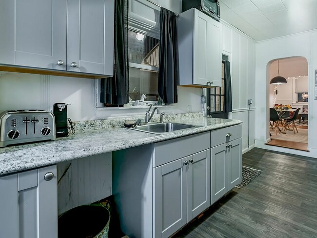 Building Photo - Updated 4 Bed 2 Bath Townhouse in Lancaster City!