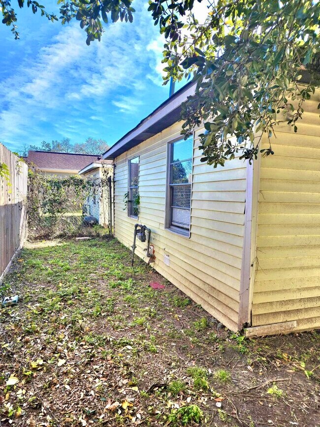 Building Photo - 3115 Christie St