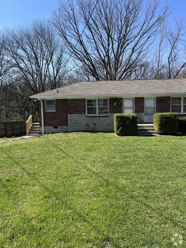 Building Photo - "Charming 2-Bedroom Retreat in the Heart o...
