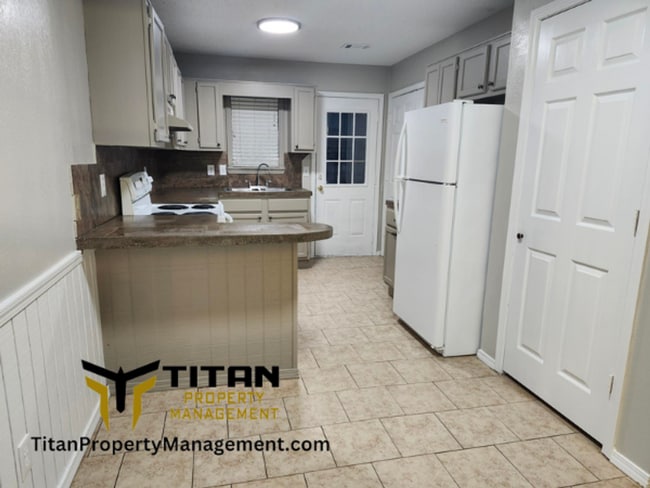 Building Photo - 2bed/2bath End-Unit Apartment with Fenced Yard