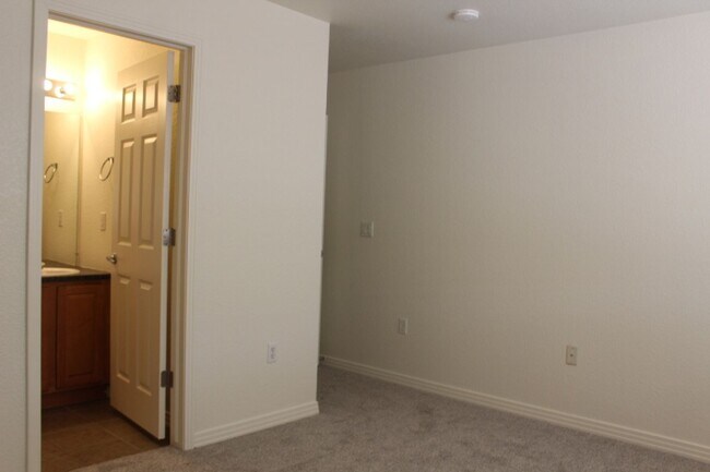 Building Photo - Beautiful 3 BR/3 1/2 BA Townhouse in Stonegate!!