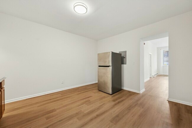 Building Photo - 109 W Queen Ln