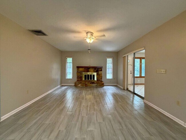 Building Photo - 423 Whispering Oaks Ct