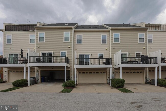 Building Photo - 7954 Blue Stream Dr