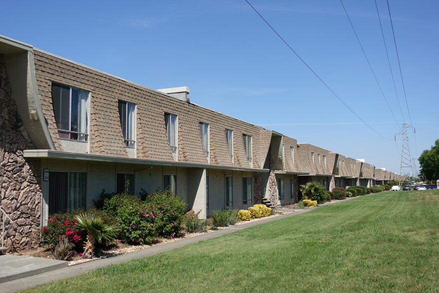 Building Photo - Stonegate Apartments