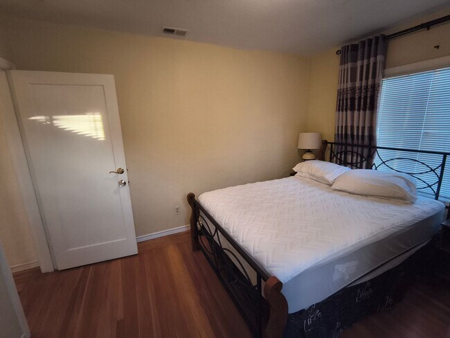 Building Photo - Cozy 3 BD/2 BATH Single Family Home With 2 Floors Located in Albany, Ca.