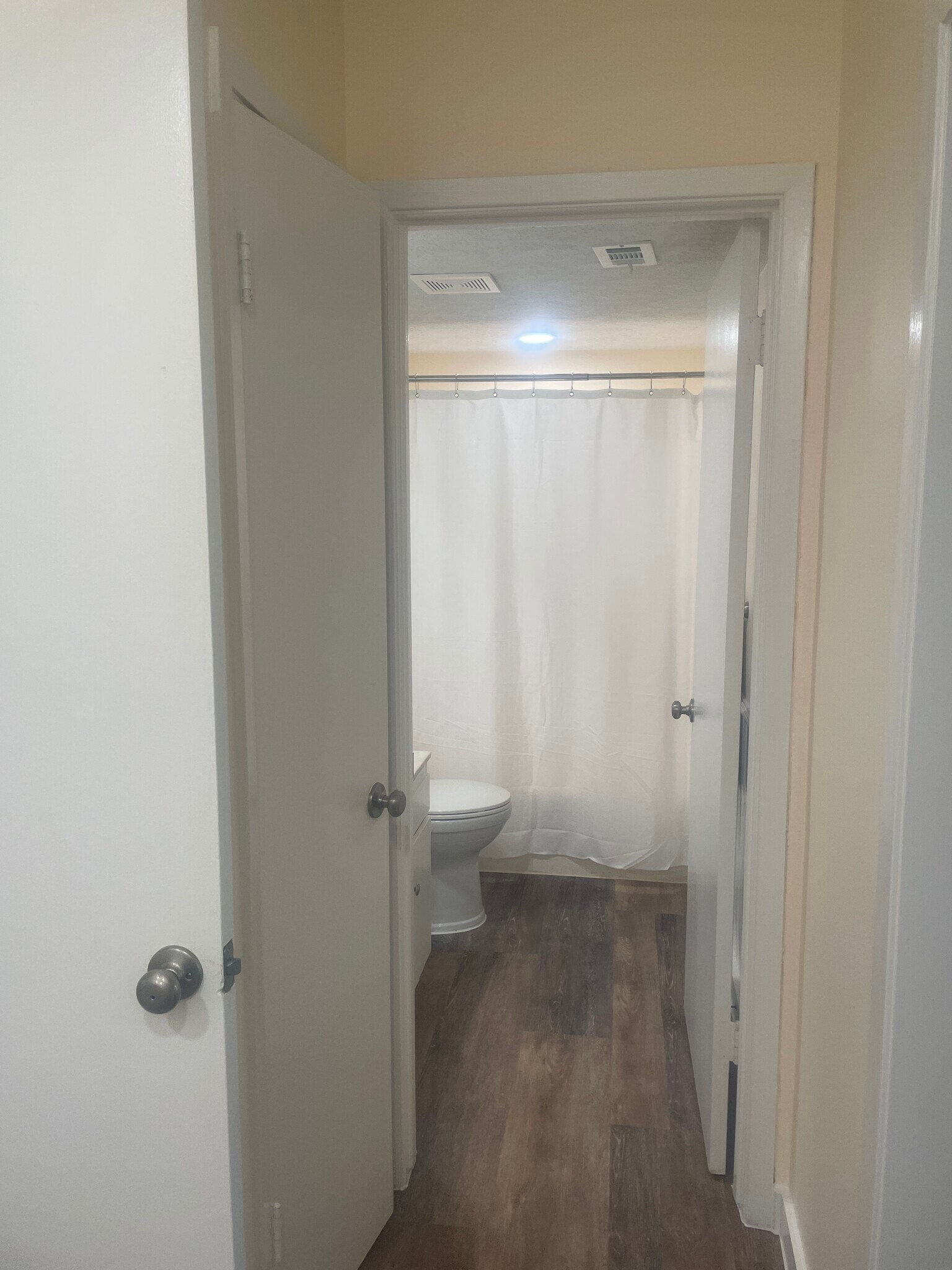 Master bath & linen closet - 1500 S Diamondhead Blvd