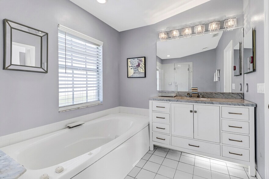 Jacuzzi and marble vanity - 7023 Mill Pond Cir