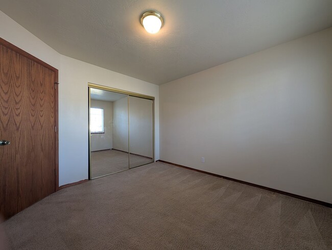 Building Photo - Spacious 2-Bedroom, 2-Bath Duplex In The River Rd Area!