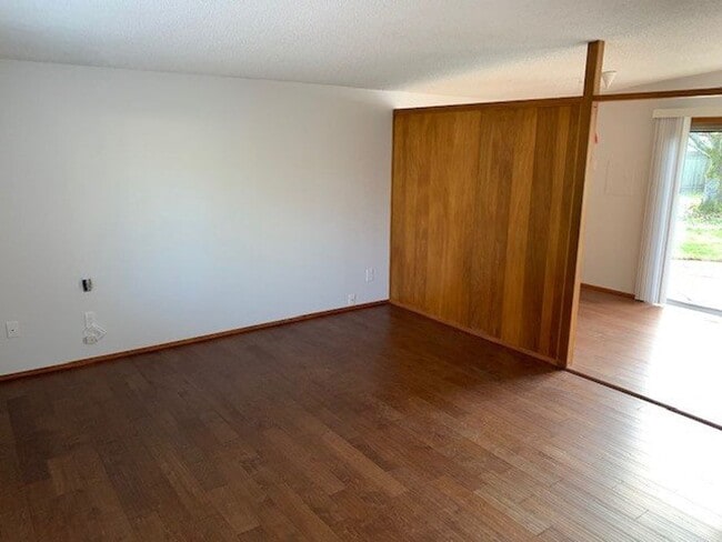 Building Photo - Newly Updated Bellevue/Interlake Rambler Home!