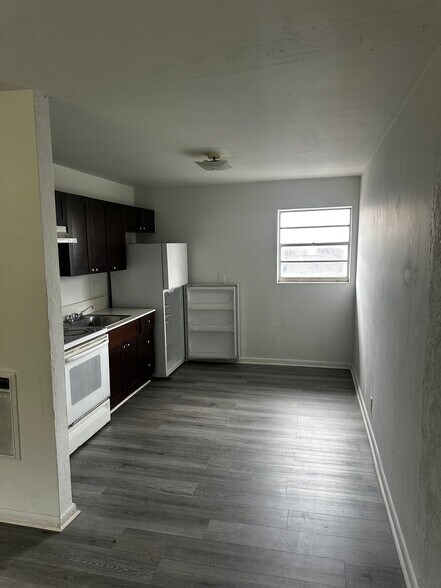 Building Photo - 1120 N Sapodilla Ave