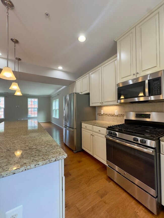 Building Photo - 1302 Dickinson Ct