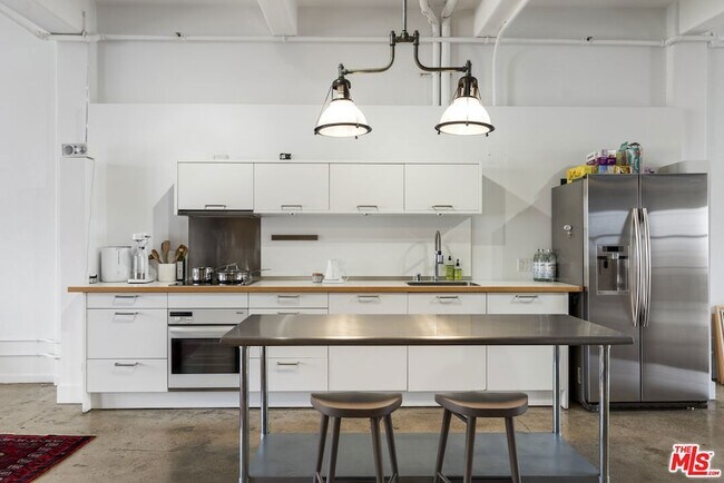 Building Photo - 814 S Spring St