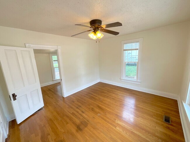 Building Photo - 2 Bedroom Home Available Near Pikes Peak Ave & S Institute St!