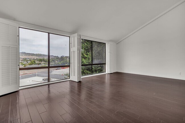 Building Photo - 33492 Valley View Ct