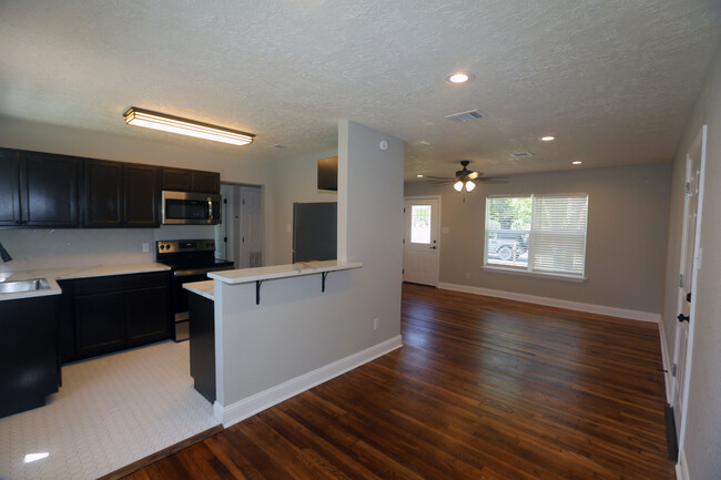 Building Photo - 713 Churchill Dr