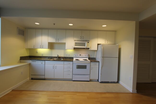 Building Photo - EPIC REA-AZARI PM - Nice Studio at The Beacon in South Beach w/Parking available