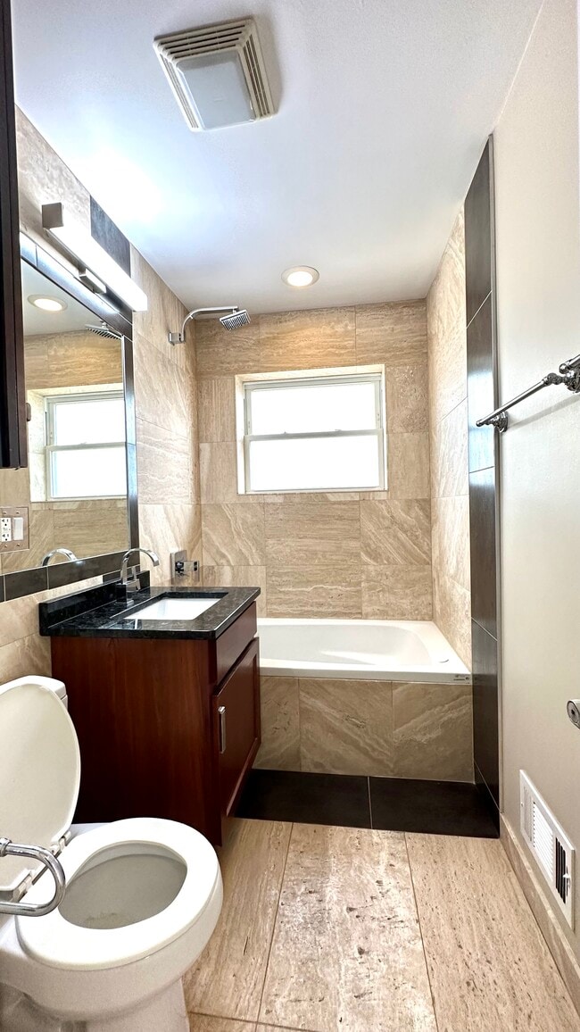 Building Photo - 4833 N Ozark Ave