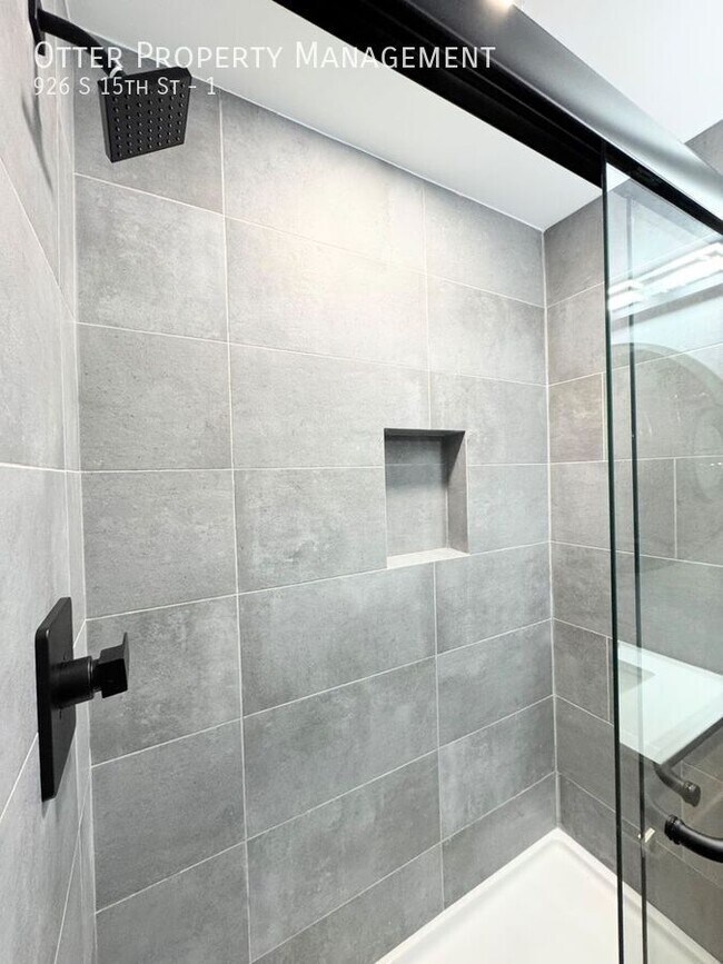 Building Photo - 926 S 15th St