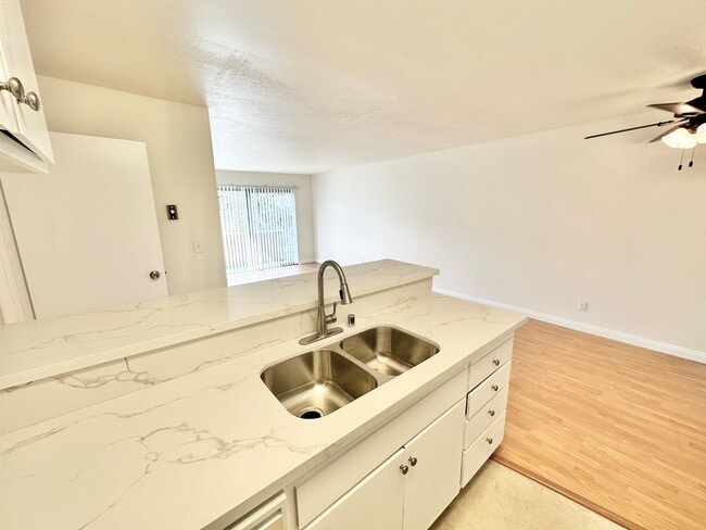 Building Photo - Spacious 1 Bedroom Condo on PCH