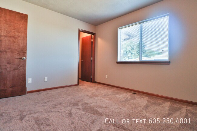 Building Photo - Sensational 2 bedroom Town Home in Harrisb...