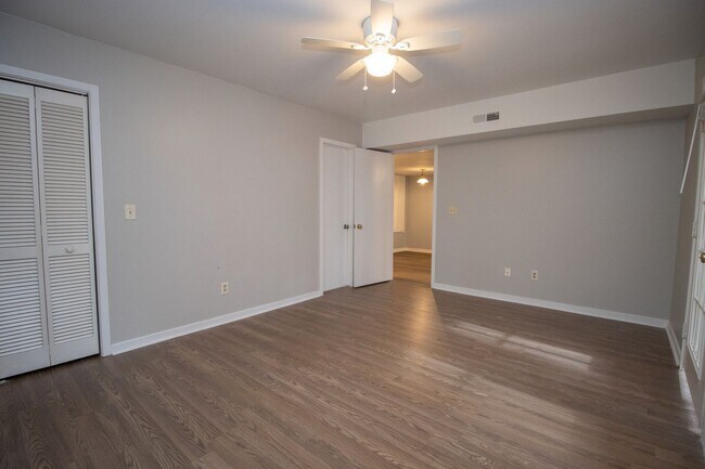 Building Photo - 3001 Village Creek Dr