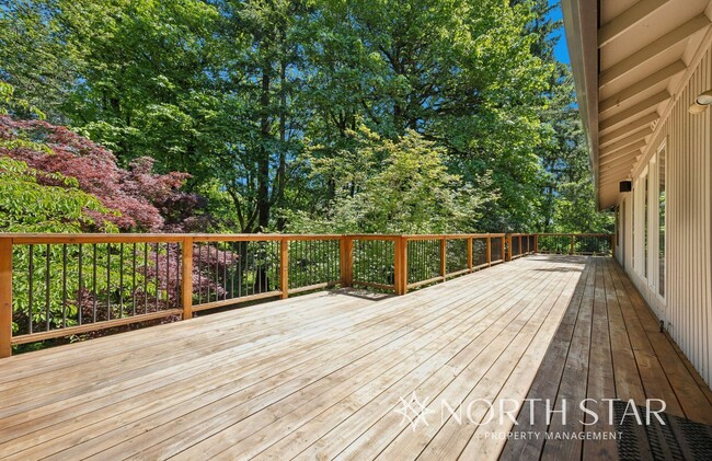 Building Photo - One Level Living in Lake Oswego