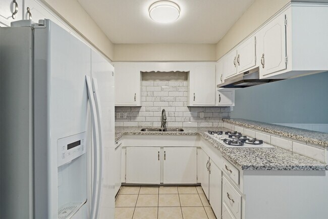 Building Photo - 2119 Williamsburg Ct S