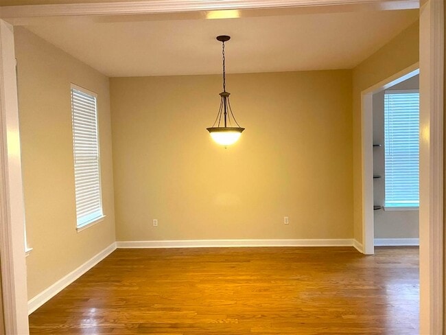 Building Photo - 2111 Fernleigh Dr