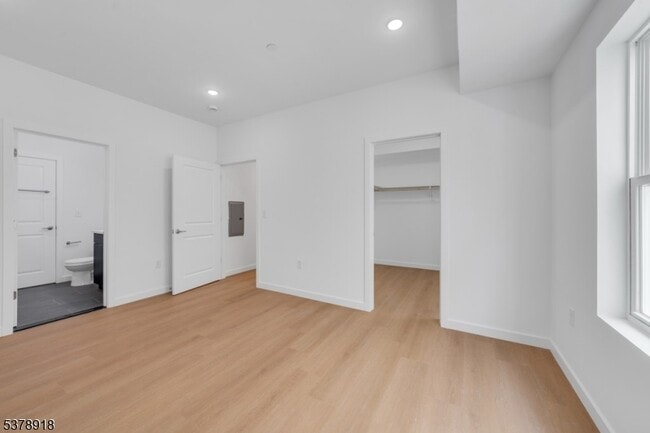 Building Photo - 320 Hawthorne Ave