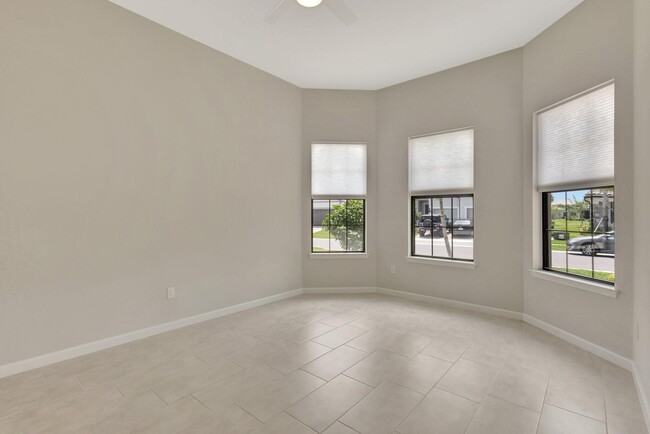 Building Photo - 357 SE Filoli Dr