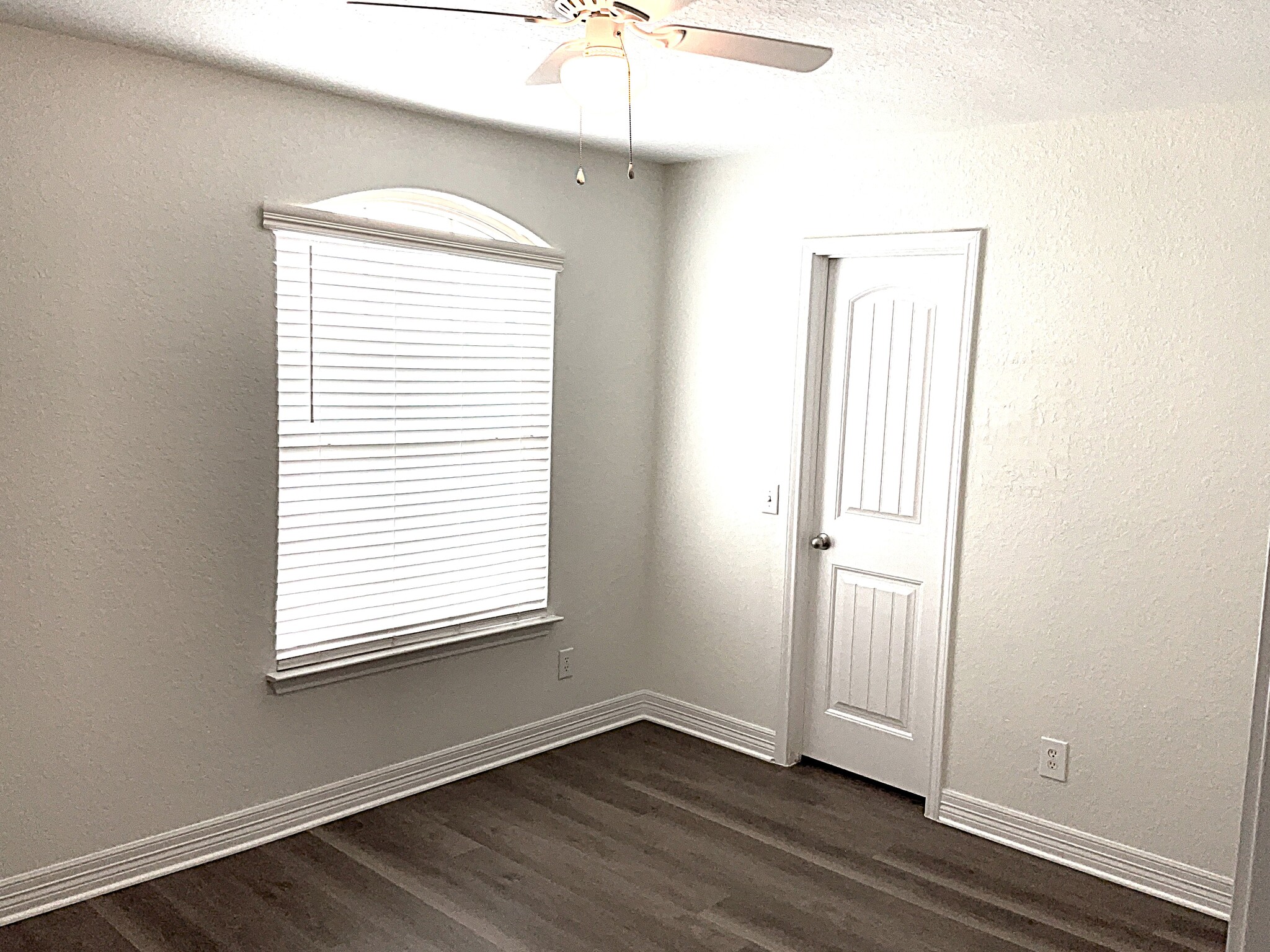 Building Photo - 736 Community Dr