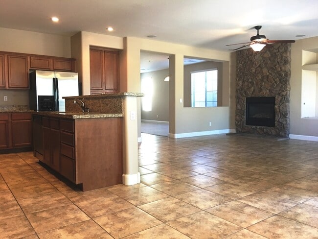 Building Photo - Chandler 5 Bed, 3 Bath + Bonus Room Office/Den