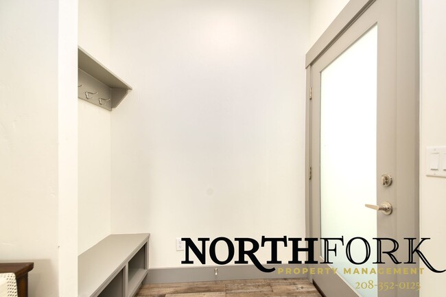 Building Photo - Fully Furnished North End Apartment - Avai...