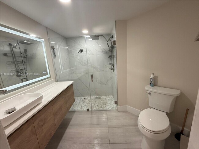 Building Photo - 9405 Fontainebleau Blvd