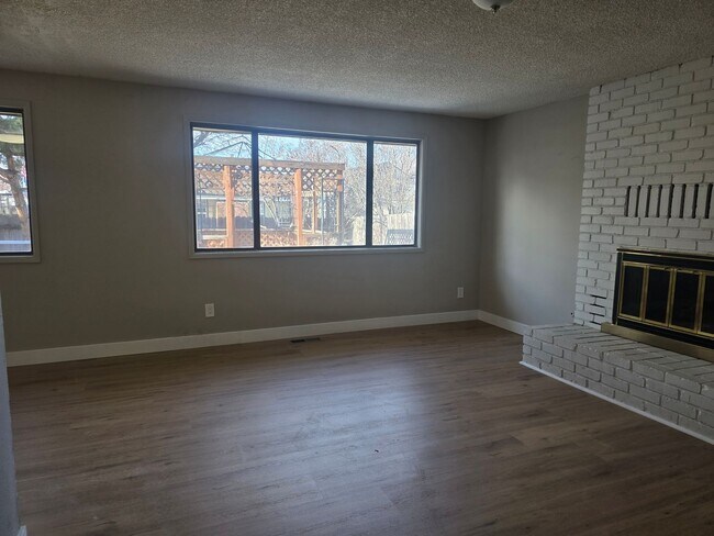 Building Photo - 3 bed / 2 bath