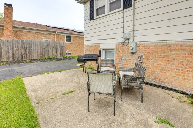 Building Photo - 737 E 157th Pl