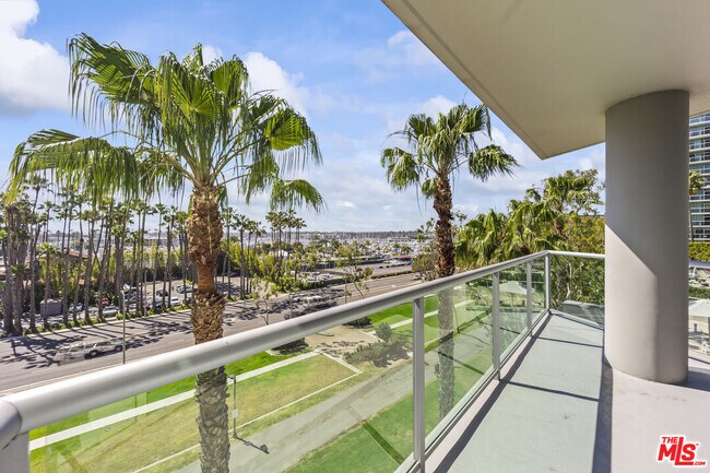 Building Photo - 13600 Marina Pointe Dr