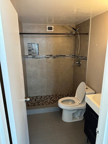 Building Photo - 999 Brickell Bay Dr