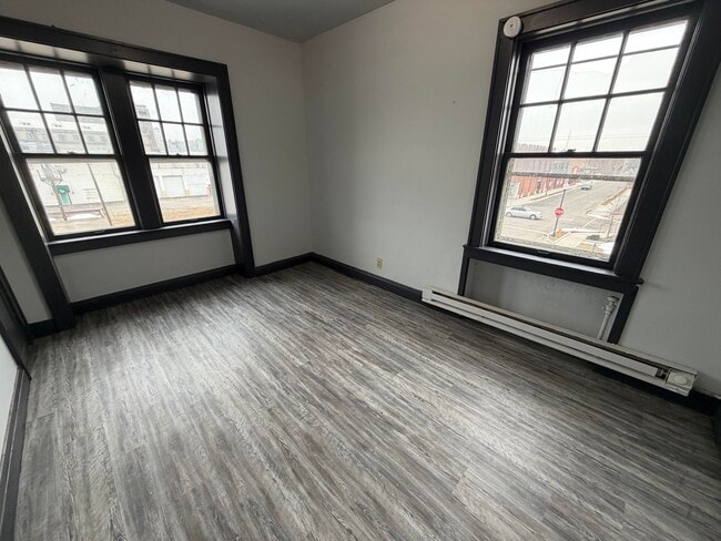 Building Photo - 210-201 Walnut-